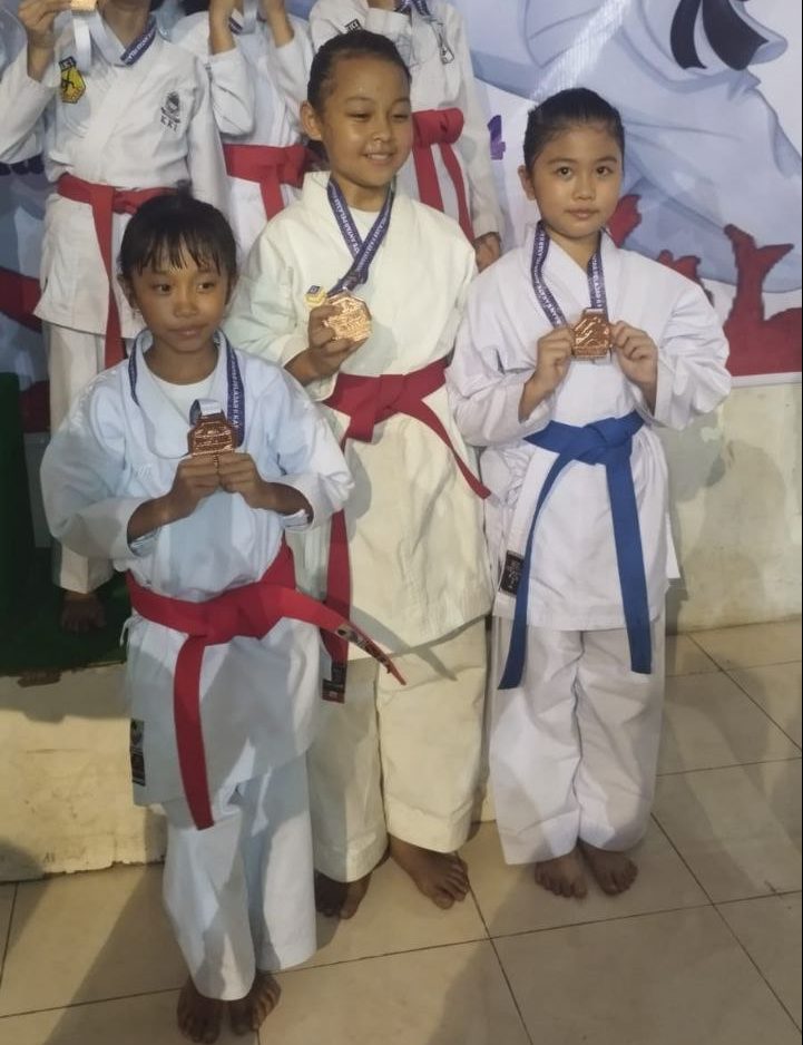 3 Siswi SD Tunas Dharma Berprestasi Dalam Olahraga Melalui Ekstrakulikuler Karate